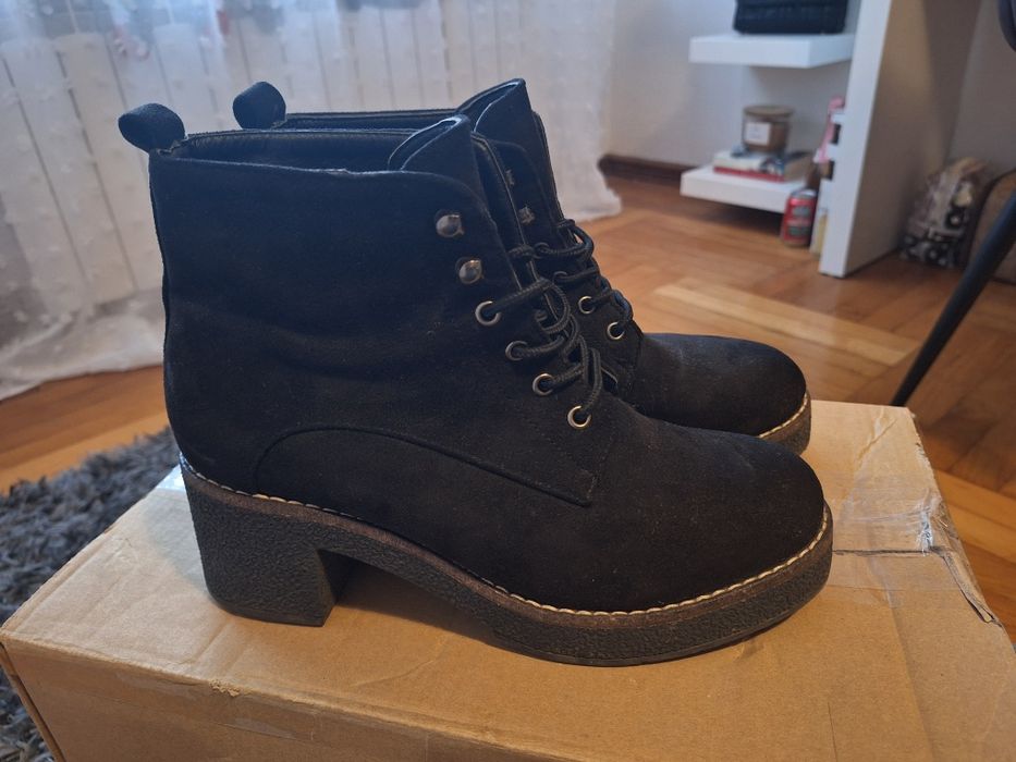 Zamszowe buty na klocku