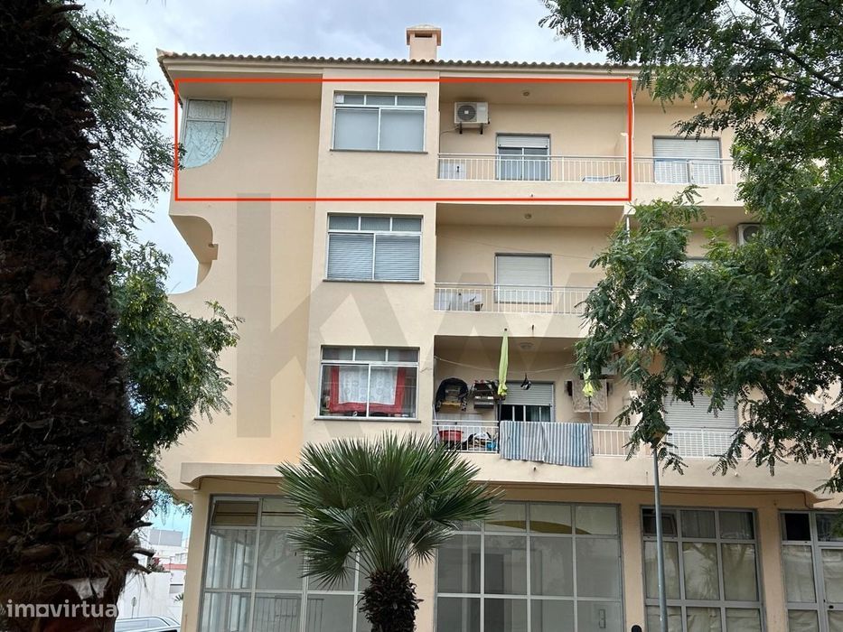 Apartamento T2 mobilado para arrendamento anual, no 3.º e Último Andar