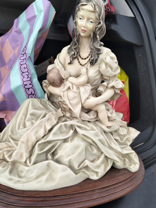 Estatueta estilo clássico mãe amamentar o filho