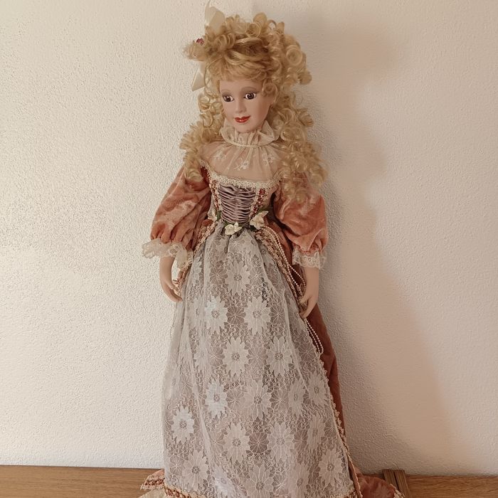 Boneca de porcelana estilo vitoriano