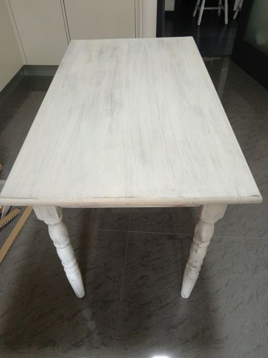 mesa de cozinha de madeira com quatro cadeiras