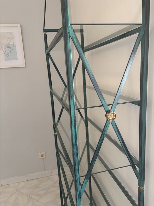 Estante em ferro e vidro