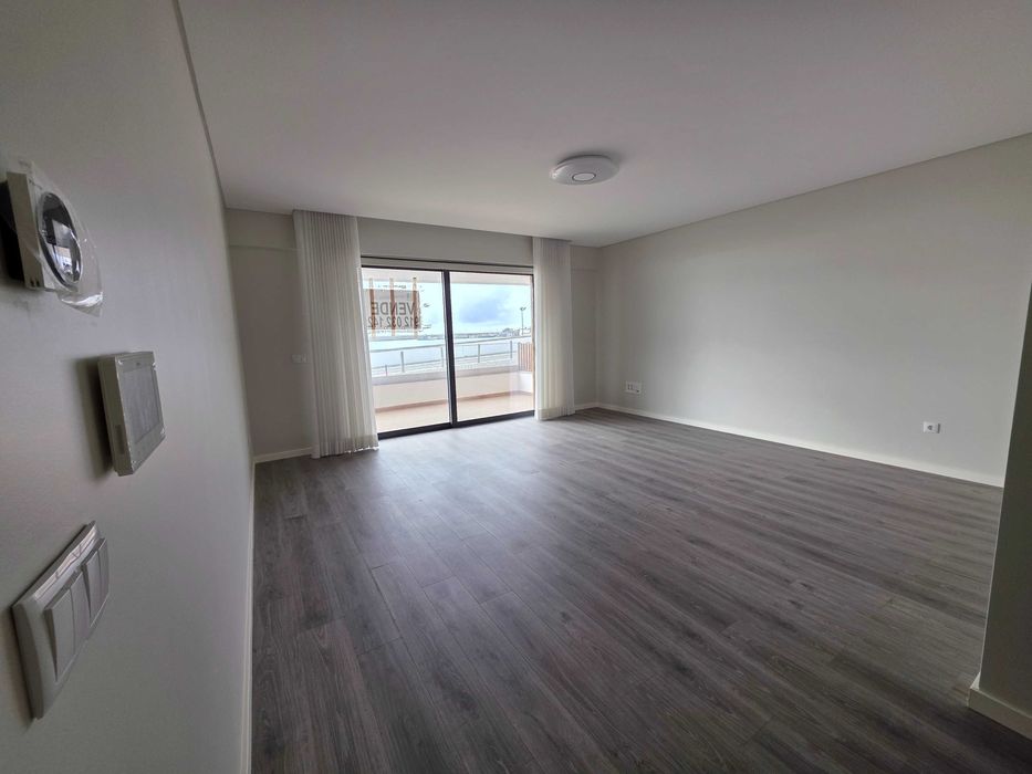 Apartamento T2 em Sesimbra vista de mar primeira linha .