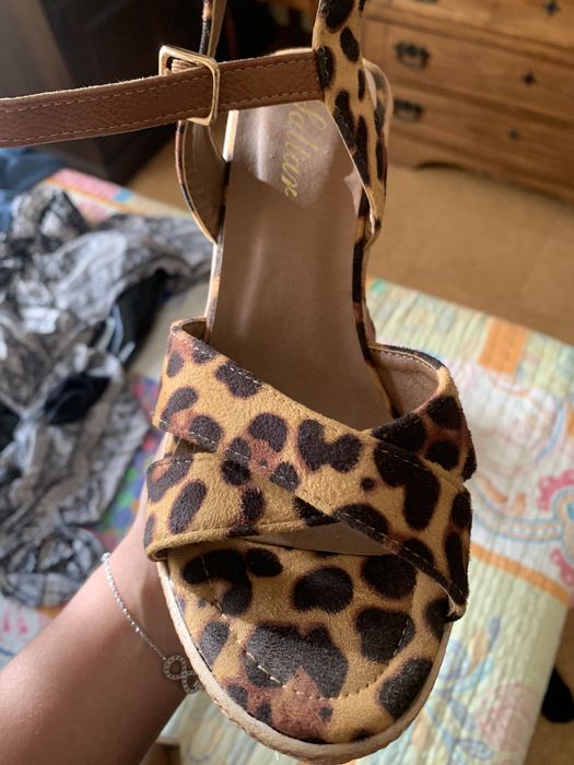 Sandálias padrão tigresa 37 “Saltar” salto de cunha e fivela