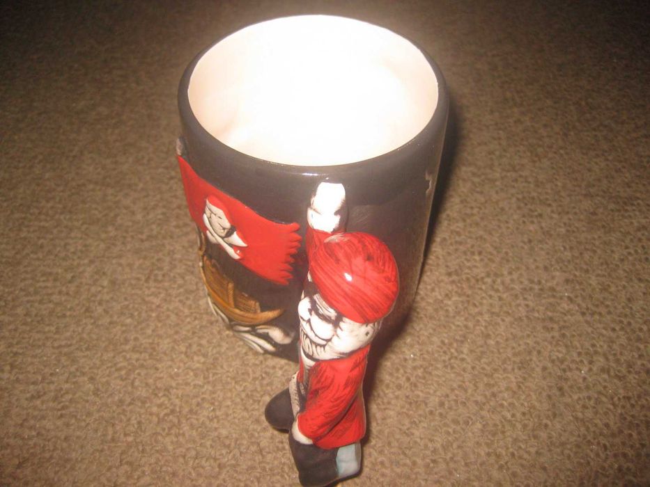 Caneca "Piratas das Caraíbas" Nova!