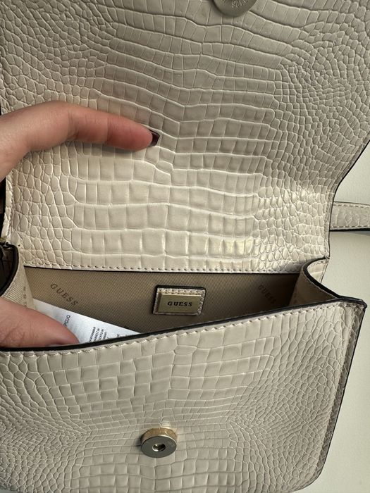 Сумка Guess молочного кольору.