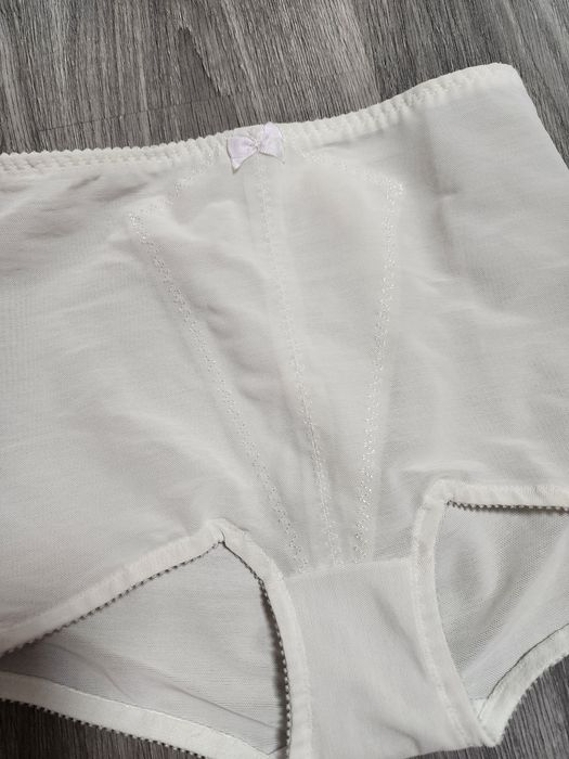 Высокие трусы легкая утяжка / корректирующее белье