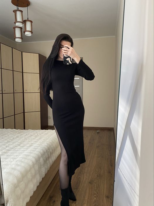 Чорна сукня міді