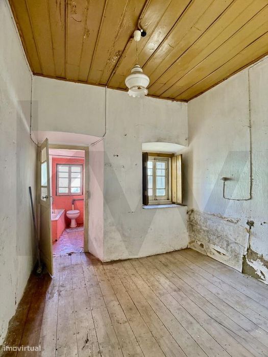 Moradia T3 para recuperar — no coração do centro histórico de Santiago