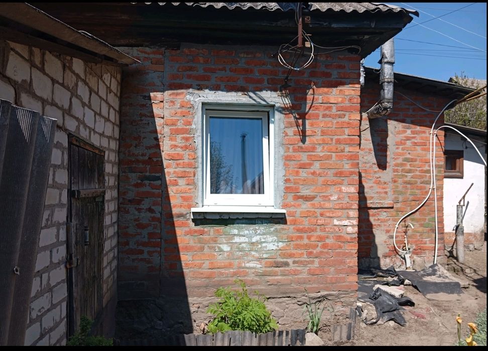 Продам полдома Змиёв Харьковская область..Недорого.