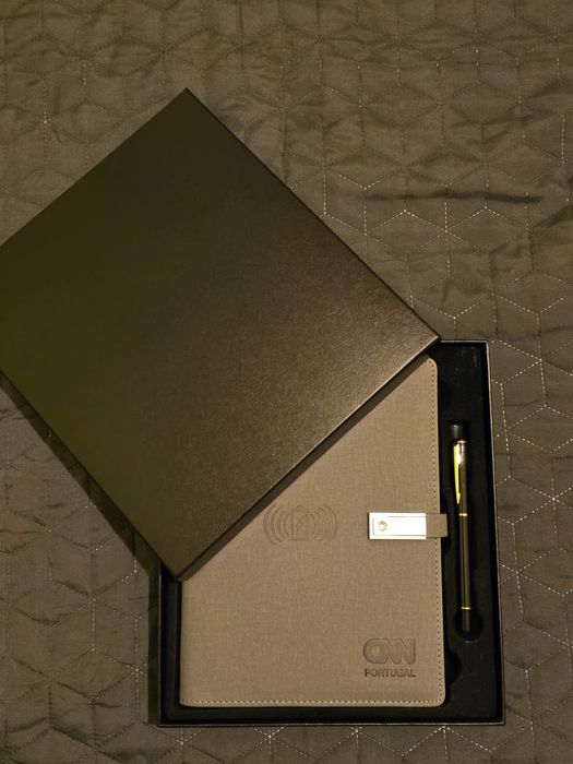 Agenda com powerbank integrada oficial CNN Portugal