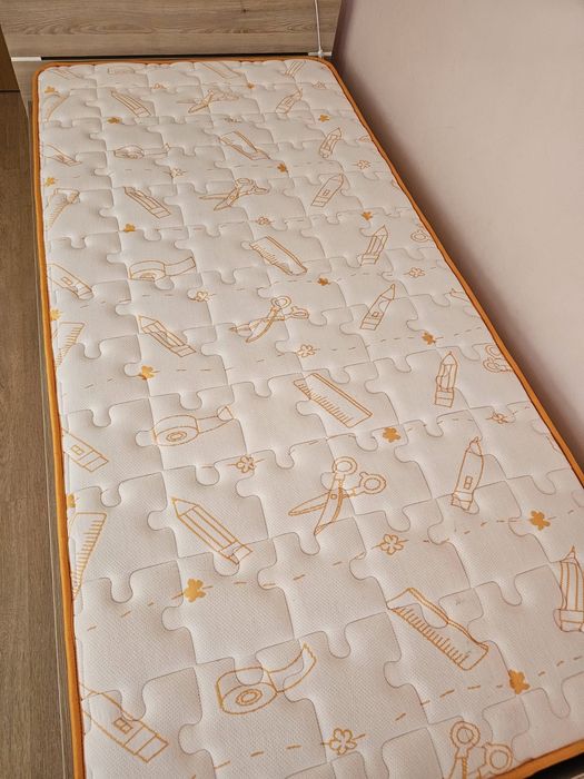 Cama/colchão e prateleiras da JOM