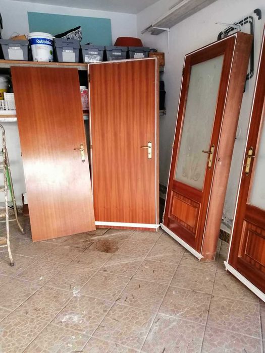 Vendo 4 portas interior madeira em mogno com ferrage arios como novo