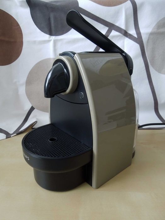 Máquina Nespresso Essenza Krups - como nova, quase sem uso