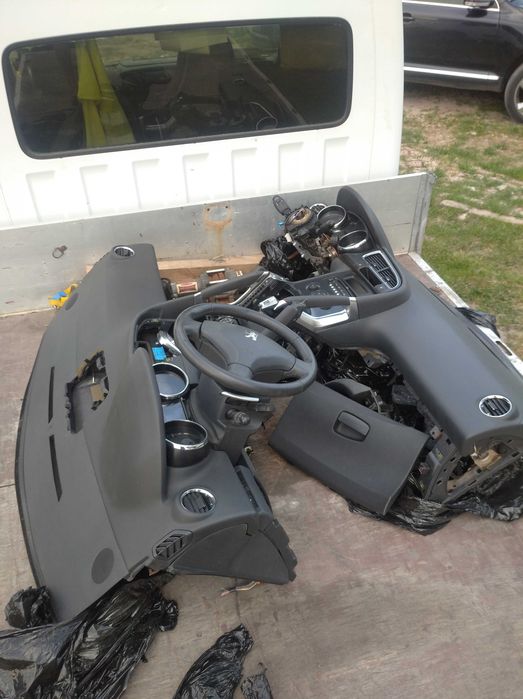 Панель торпедо Пежо 3008