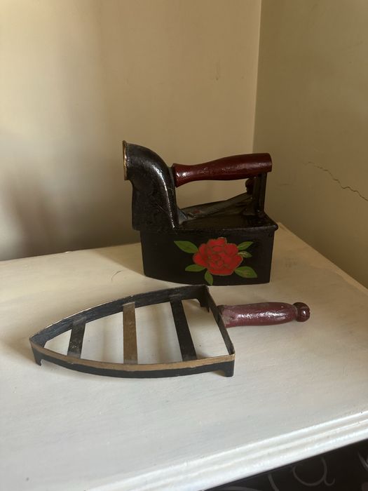 Ferro de passar roupa antigo