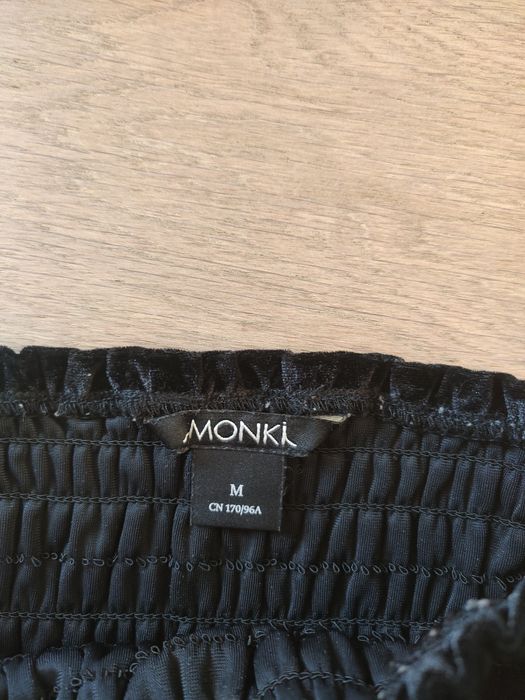 Doskonały, czarny, seksowny, zamszowy top •Monki• rozmiar M 38
