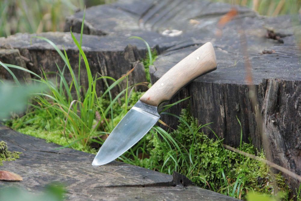 Nóż myśliwski ręcznie robiony.