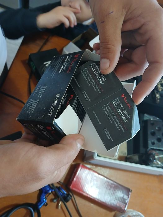 Vendo 2 máquinas de compacto e 1 máquina eléctrica de tatuar