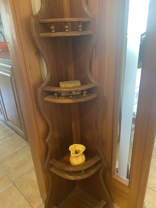 Móvel de canto em madeira