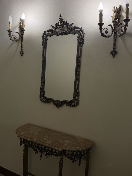 Conjunto mesa, espelho e candeiros