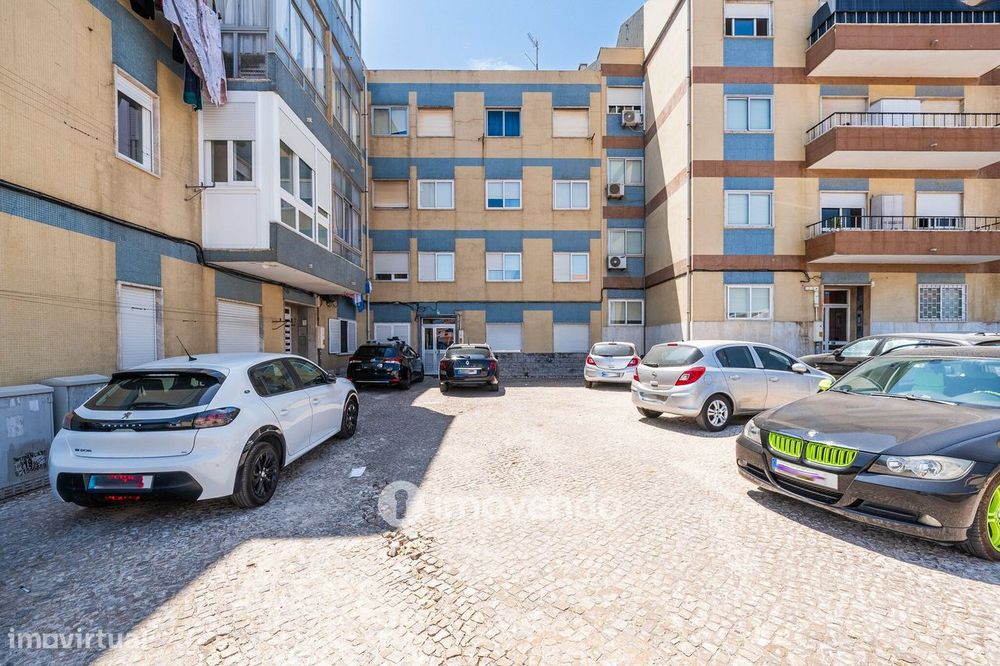 Apartamento T2 luminoso, totalmente remodelado, em Corroios