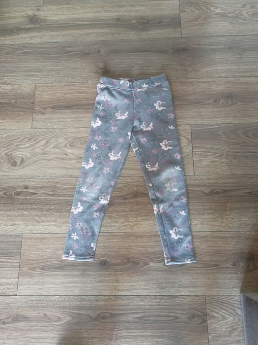 Legginsy dziewczęce szare w różowo-białe kwiatki – stan dobry
Opis:
