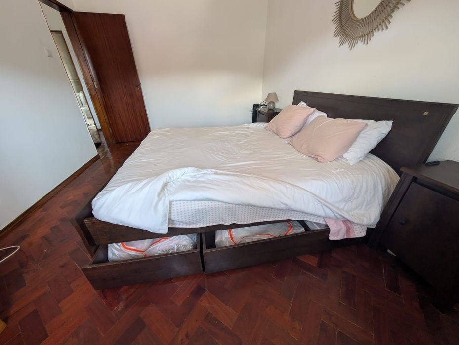 Cama 1,60x2,00 com colchão, estrado e gavetões + mesas de cabeceira