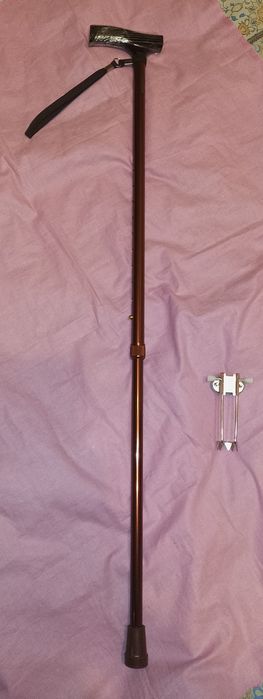 Трость алюминиевая, регулированая по высоте, с ремешком.