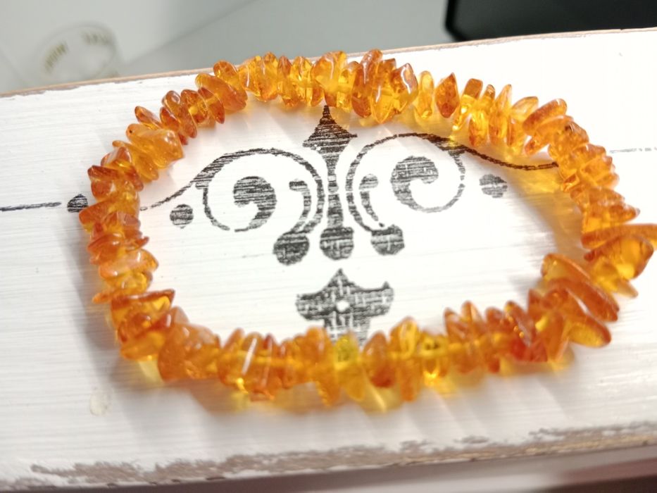 Drobna bransoletka z bursztynu na gumce bursztyn bałtycki bursztynki