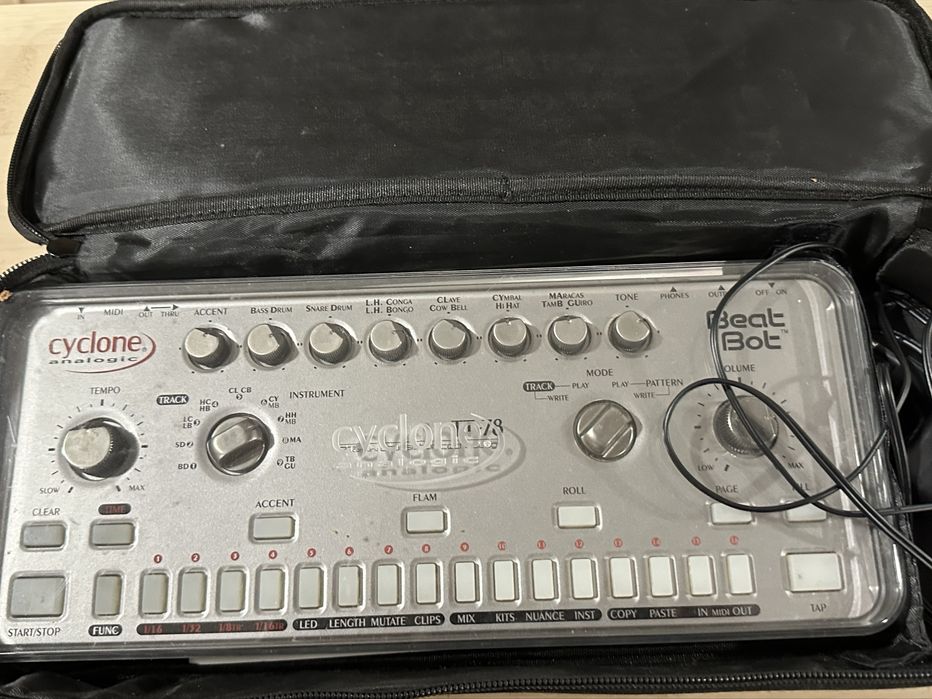 Material de som diverso - Korg, Cyclone Analogic, Arturia, Electro Harmonix, Novation