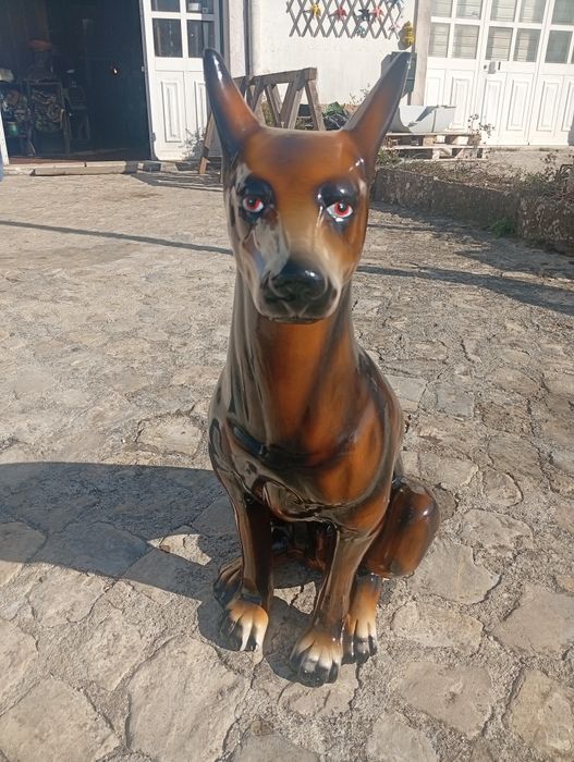 Cão de loiça (Doberman)