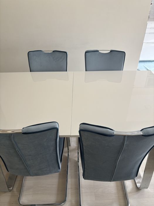 Conjunto mesa e 4 cadeiras novas