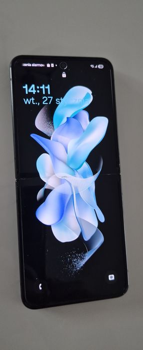 Galaxy z flip 4 .