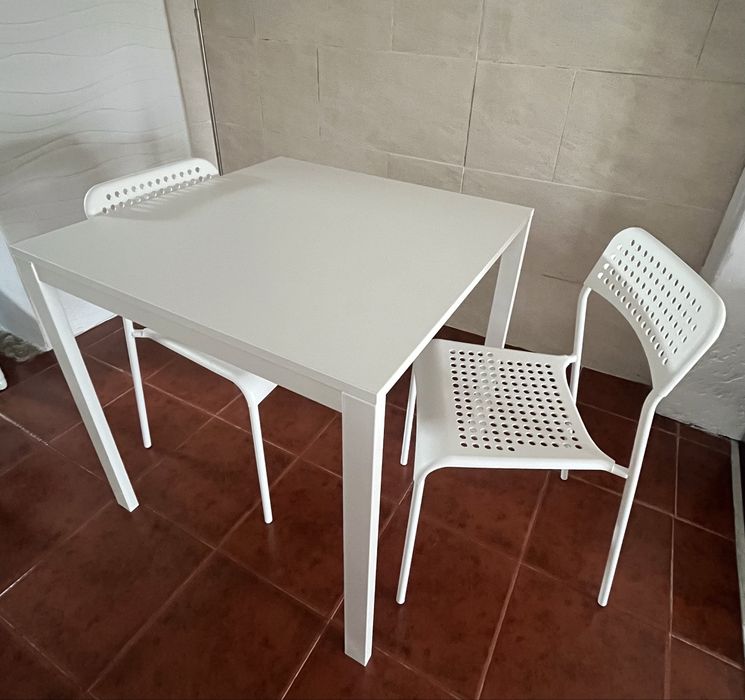 Mesa e cadeiras