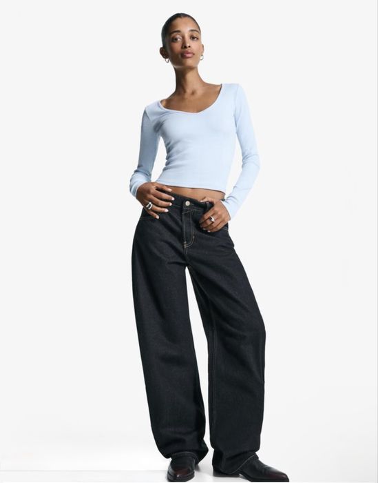 Футболка з довгим рукавом V-подібним вирізом Bershka ніжно-блакитного