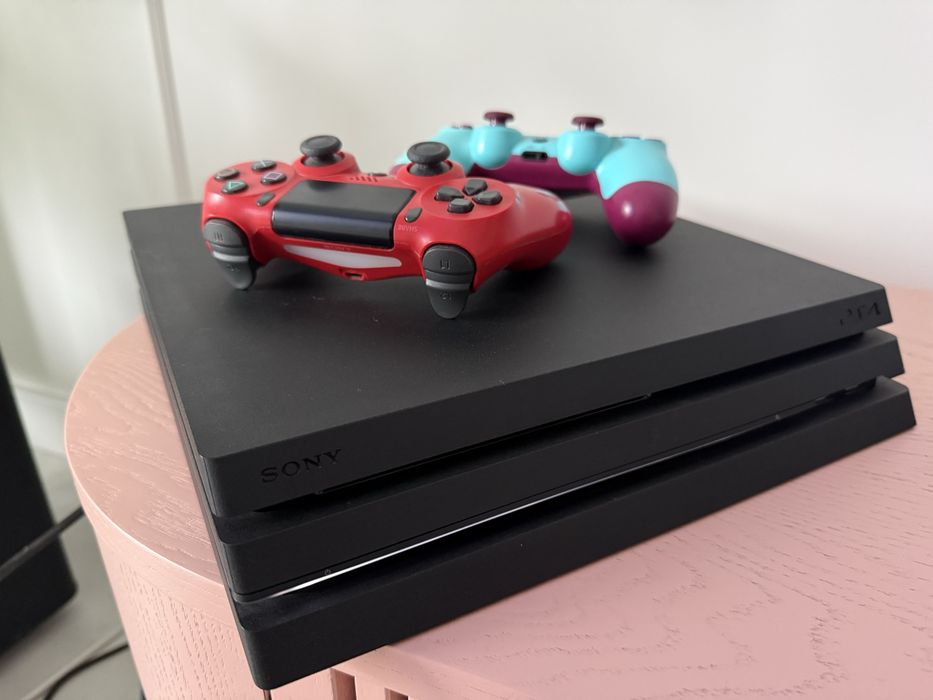 Ps4 pro 1tb ,2 pady ,3 gierki