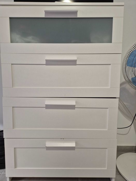 Cama brimnes com cabeceira,  cómoda  ,e mesinha de cabeceira