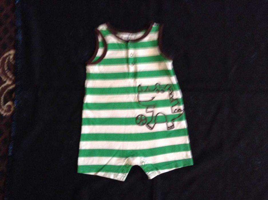 Продам фирменные  бодики для мальчика 6-9-12  мес.