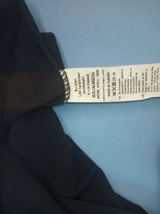 Bawełniany czarny  t-shirt z cekinami LSK S,
Od pachy do pachy 51 cm
R
