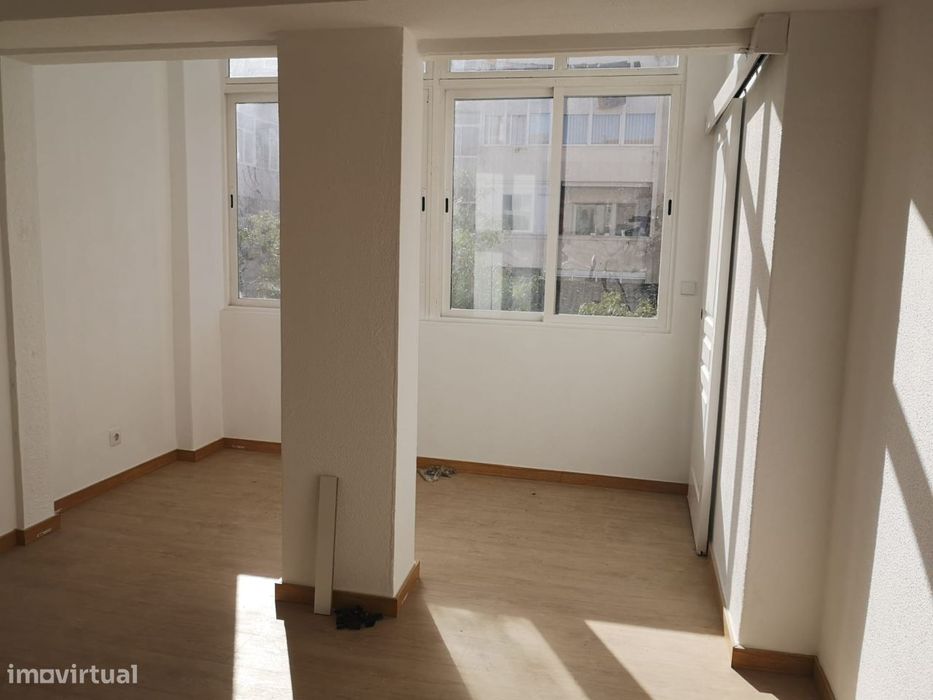 T3+1 , 100m2, 2wc, 2ºandar, cozinha equipada, Campo de Ourique