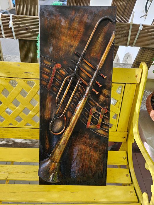 Decoração em metal com relevo