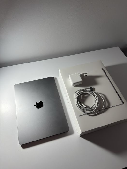 MacBook Air M2 13,6 | 8GB | 256 | Bateria 100% | 17 cykli | Jak nowy