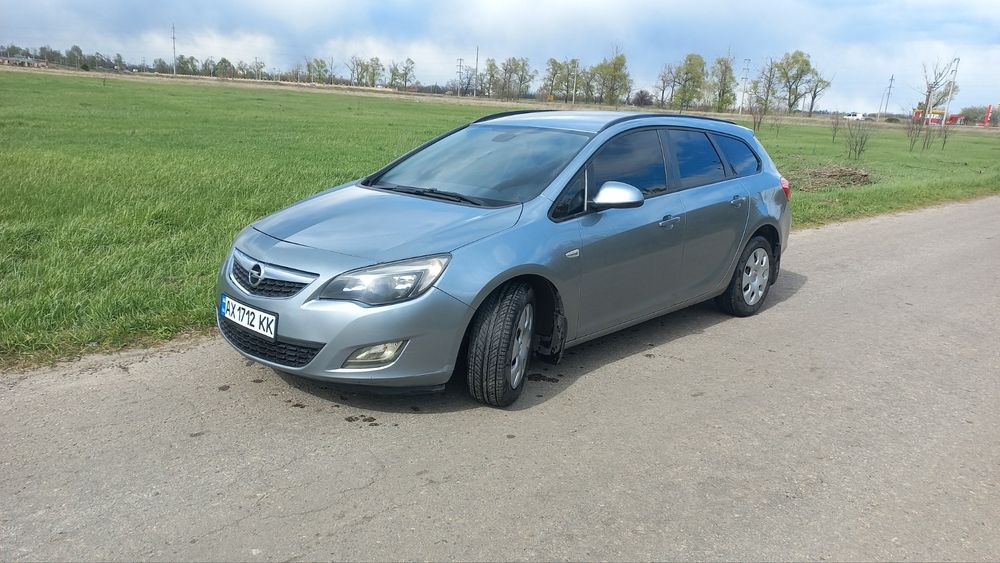 Продам Опель астра j.2011 года в  хорошем  состоянии