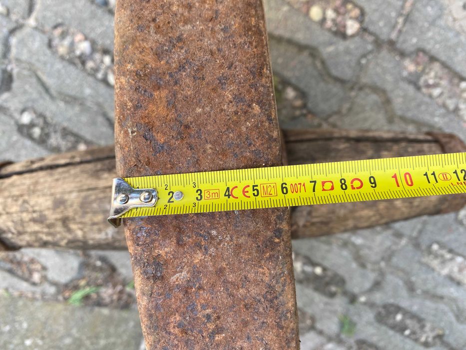 Zabytkowe koło drewniane do taczki.
