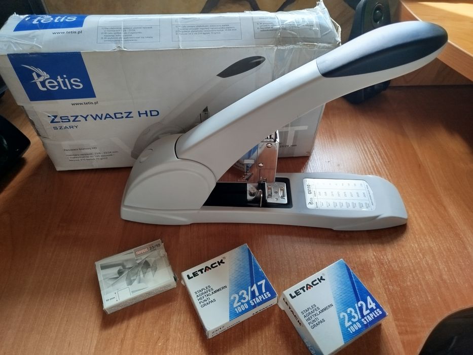 Zszywacz biurowy + gratis !!!