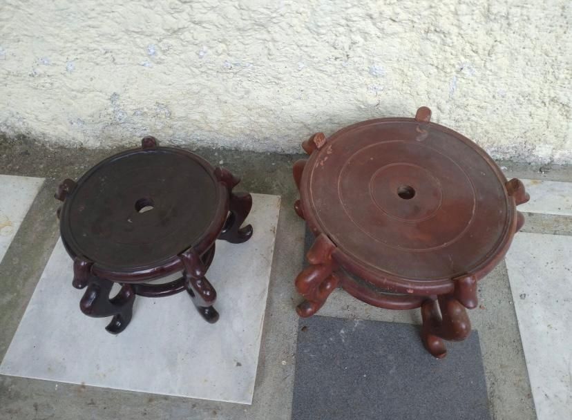 Dois Suportes Antigos para Vasos ou Louça