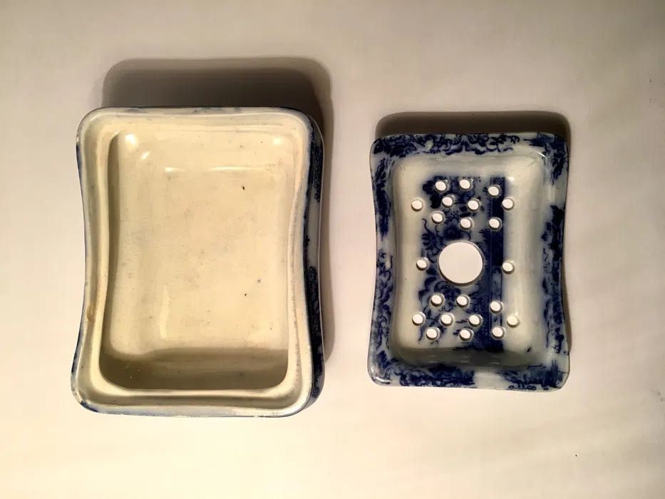 SABONETEIRA - antiga - motivos naturalistas em branco e azul
