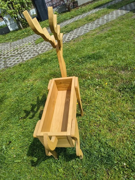 Donice ogrodowe w kształcie jelonka.