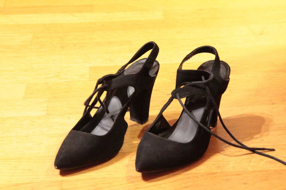 Czarne sandały na obcasie 38,5